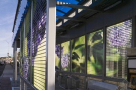 ���⹫԰ʽ�İ�ʿվ̨���